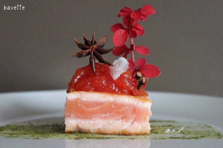 Tronco de salmón con chutney de tomate anisado