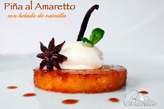 Piña caramelizada al Amaretto con helado de vainilla