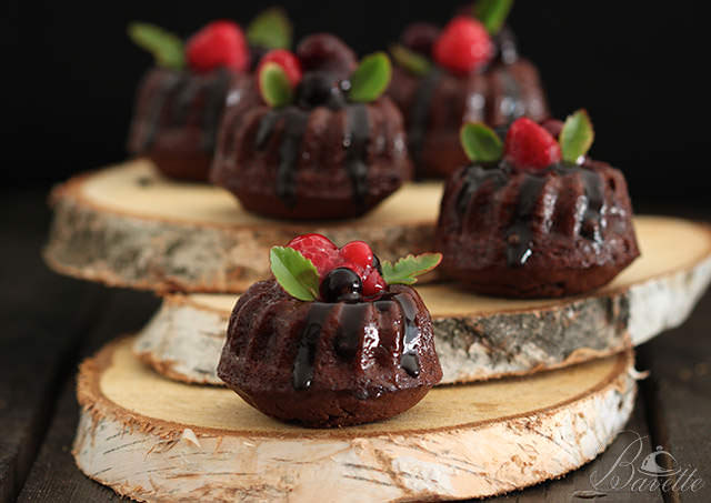 Mini Bundt Cakes de chocolate y frutos del bosque