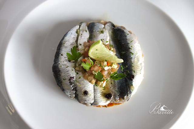 Tosta de sardinas marinadas con lima y jengibre