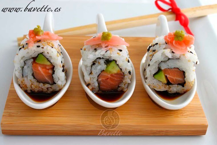 Sushi Uramaki de salmó y aguacate con salsa de soja y wasabi