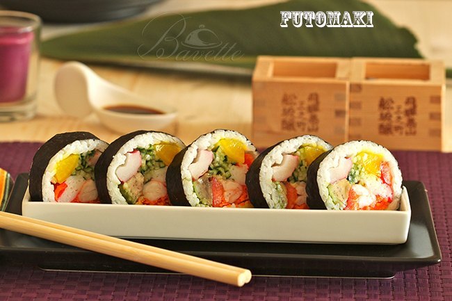 Sushi de verduras y langostinos